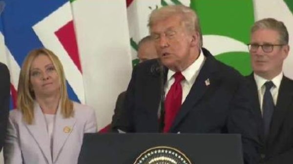 交易鑫优配 特朗普当众夸意大利女总理“美” 唯一女性领导人获赞